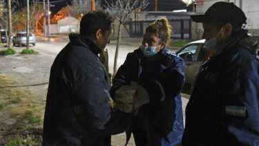 La red de contingencia esta integrada por organizaciones sociales, iglesias y la municipalidad de Cipolletti, juntos a diario brindan alimento a personas en situación de calle. Foto: Florencia Salto