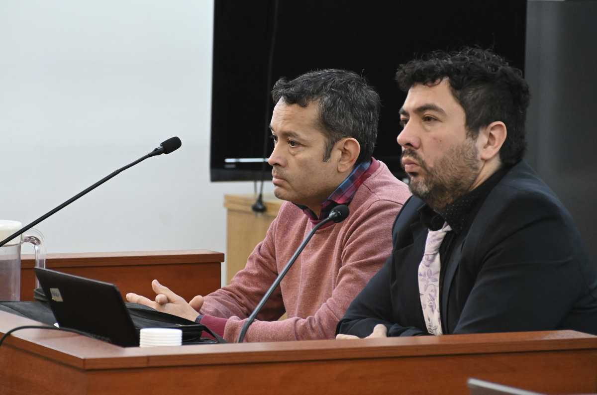 Fernando Cronenbold (derecha) imputadfo por el femicidio de Patricia Rendón junto a su abogado Ruben Antiguala. 