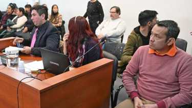 Fernando Cronenlbodl (derecha) junto a su abogado Rubén Antiguala (Florencia Salto) 