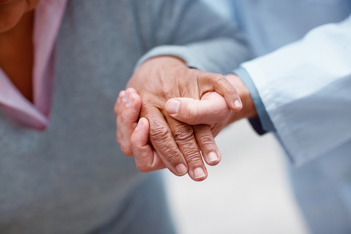Los jubilados y pensionados afiliados a PAMI pueden pedir la cobertura de la prestación de un auxiliar de cuidado.-