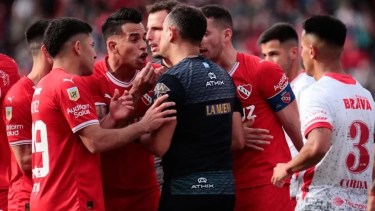 Los jugadores de Independiente le reclamaron dos penales a Darío Herrera.