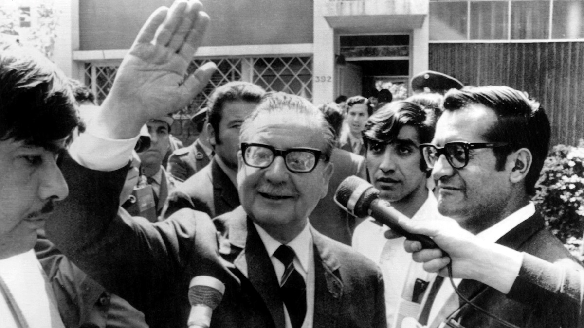 Fotografía tomada en noviembre de 1970 en la que se registró al presidente de Chile, Salvador Allende, saludando a ciudadanos, tras ser victoria en las urnas. EFE/CAA/Archivo.