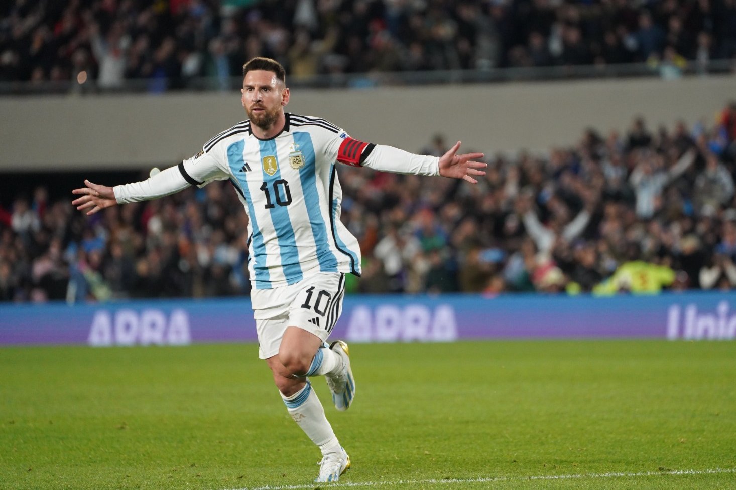 Messi abrió el marcador con un golazo de tiro libre.