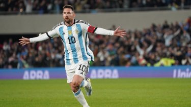 Messi abrió el marcador con un golazo de tiro libre.