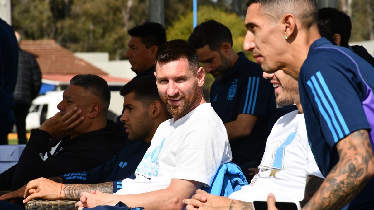 Sonríe Messi y respira Scaloni: el capitán de la Selección Argentina, se prepara para enfrentar a Bolivia en las Eliminatorias Sudamericanas. Foto Twitter Selección Argentina.