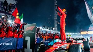 En un final apretado, Carlos Sainz se impuso en Singapur por la Fórmula 1