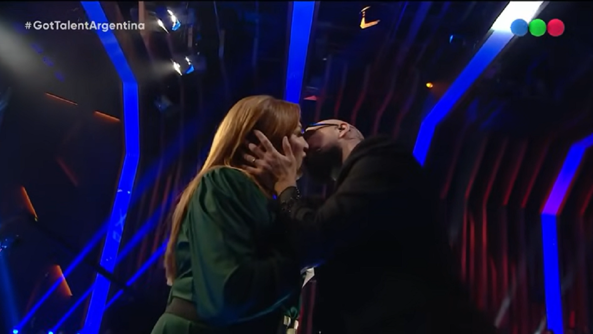 El tremendo beso entre Lizy Tagliani y Abel Pintos en Got Talent. 