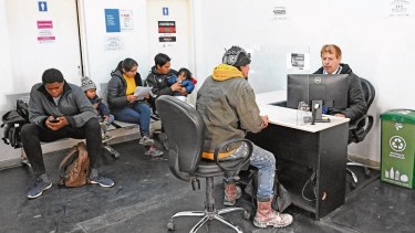 El trámite de radicación es rápido de realizar. Primero se requiere que se haga la solicitud por Internet. Foto Florencia Salto.
