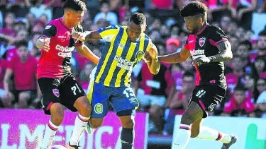 El delantero colombiano seguirá en Rosario en esta temporada que se inicia. Archivo.