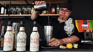 Edgardo, el bartender que hace magia detrás de la barra