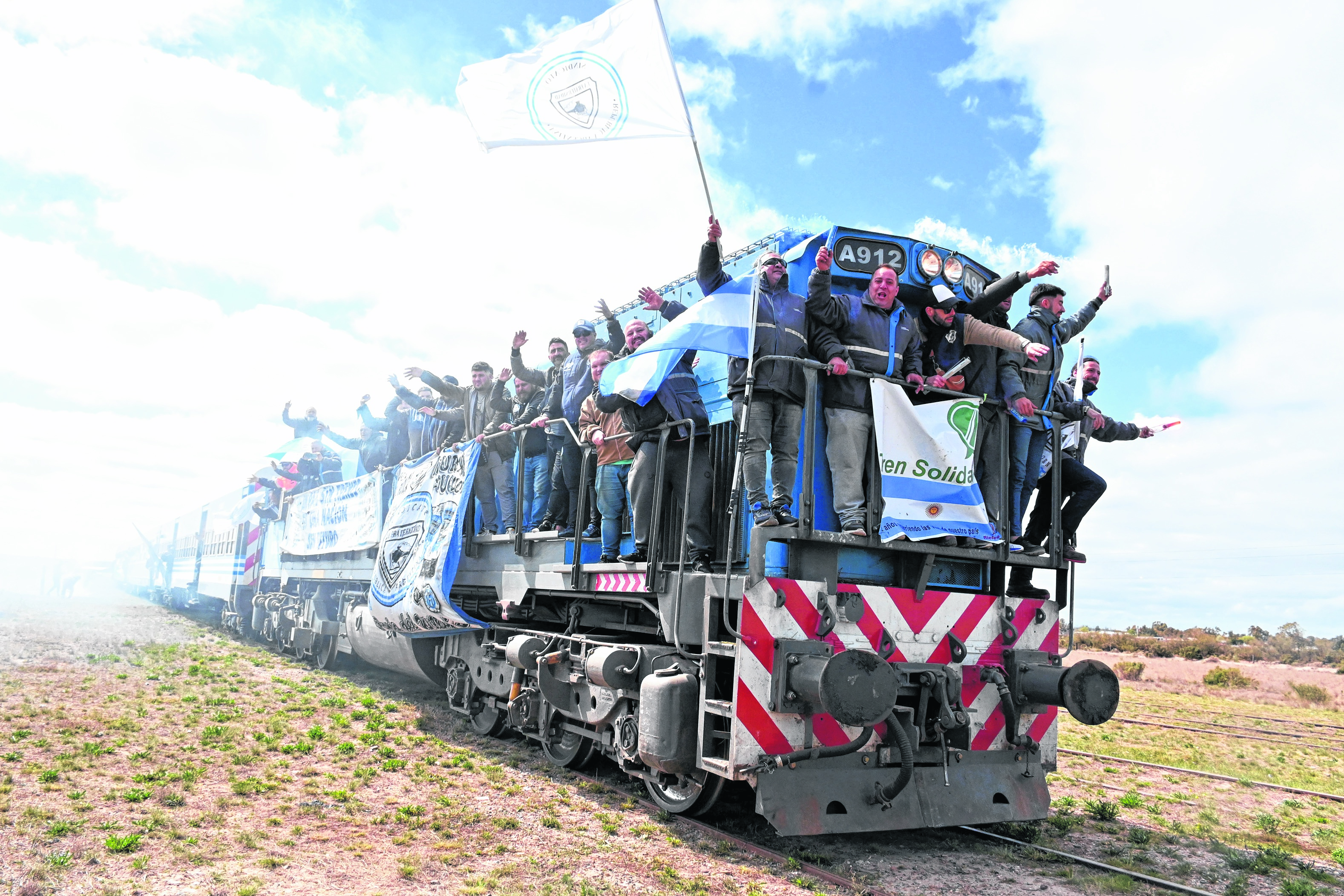 El tren con 160 pasajeros y más de 8.000 kilos de carga en el ingreso a la estación de la capital provincial.