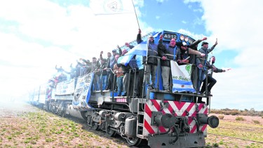 El tren con 160 pasajeros y más de 8.000 kilos de carga en el ingreso a la estación de la capital provincial.