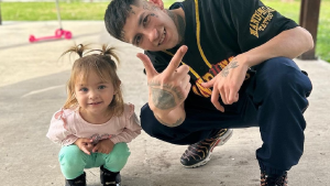 Le dieron el alta a Jamaica, la hija de L-Gante, que había sido diagnosticada con dengue