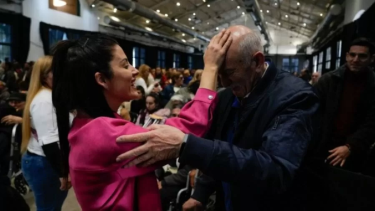 Leda Bergonzi utiliza la imposición de manos para sus "dotes sanadores". 