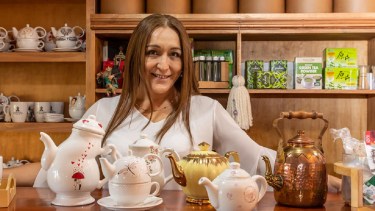Carmen además de sommelier de té es productora y plantó té con unos clones que les mandaron desde Misiones.