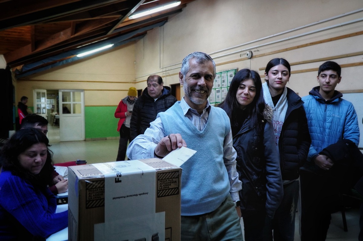 Pablo Chamatrópulos votó en la escuela de Villa Los Coihues. Foto: Marcelo Martínez