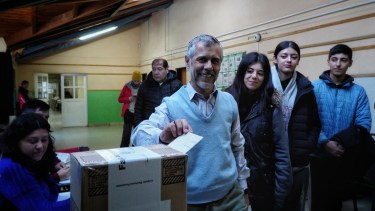 Pablo Chamatrópulos votó en la escuela de Villa Los Coihues. Foto: Marcelo Martínez