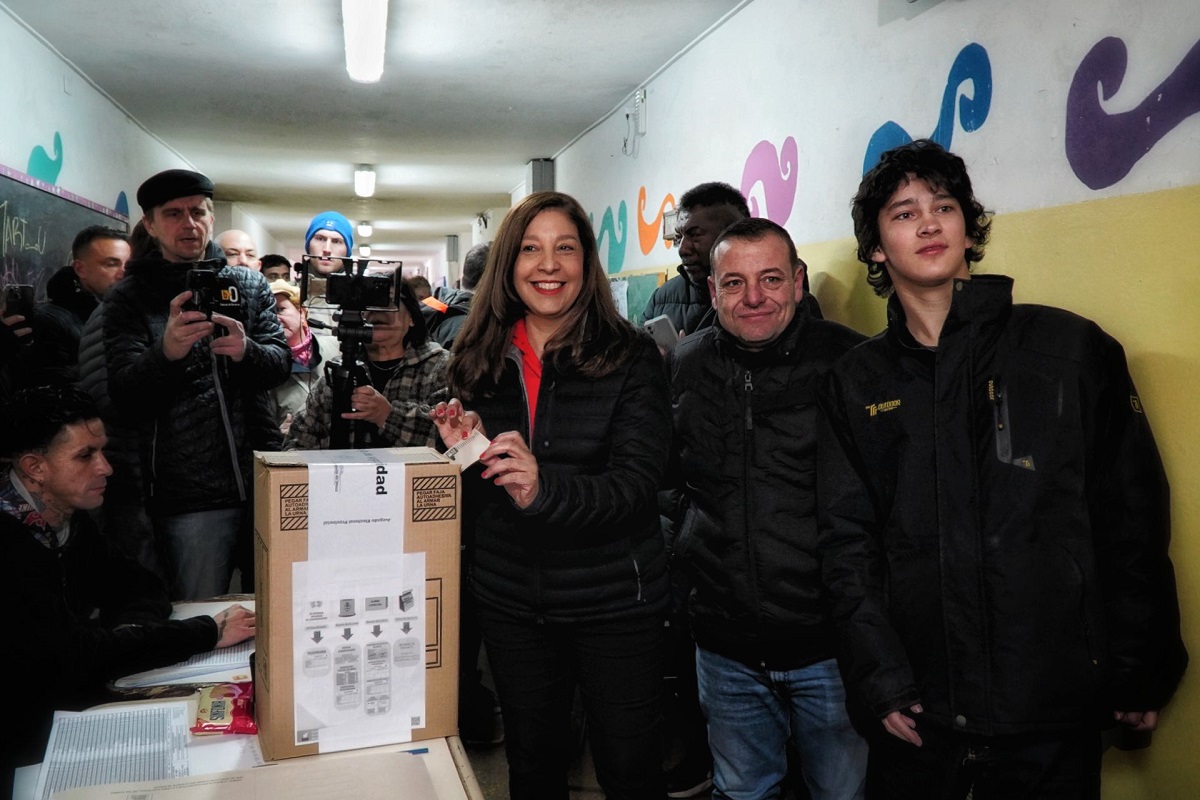 La gobernadora Arabela Carreras votó en la Escuela 321 de Bariloche. Foto: Marcelo Martínez