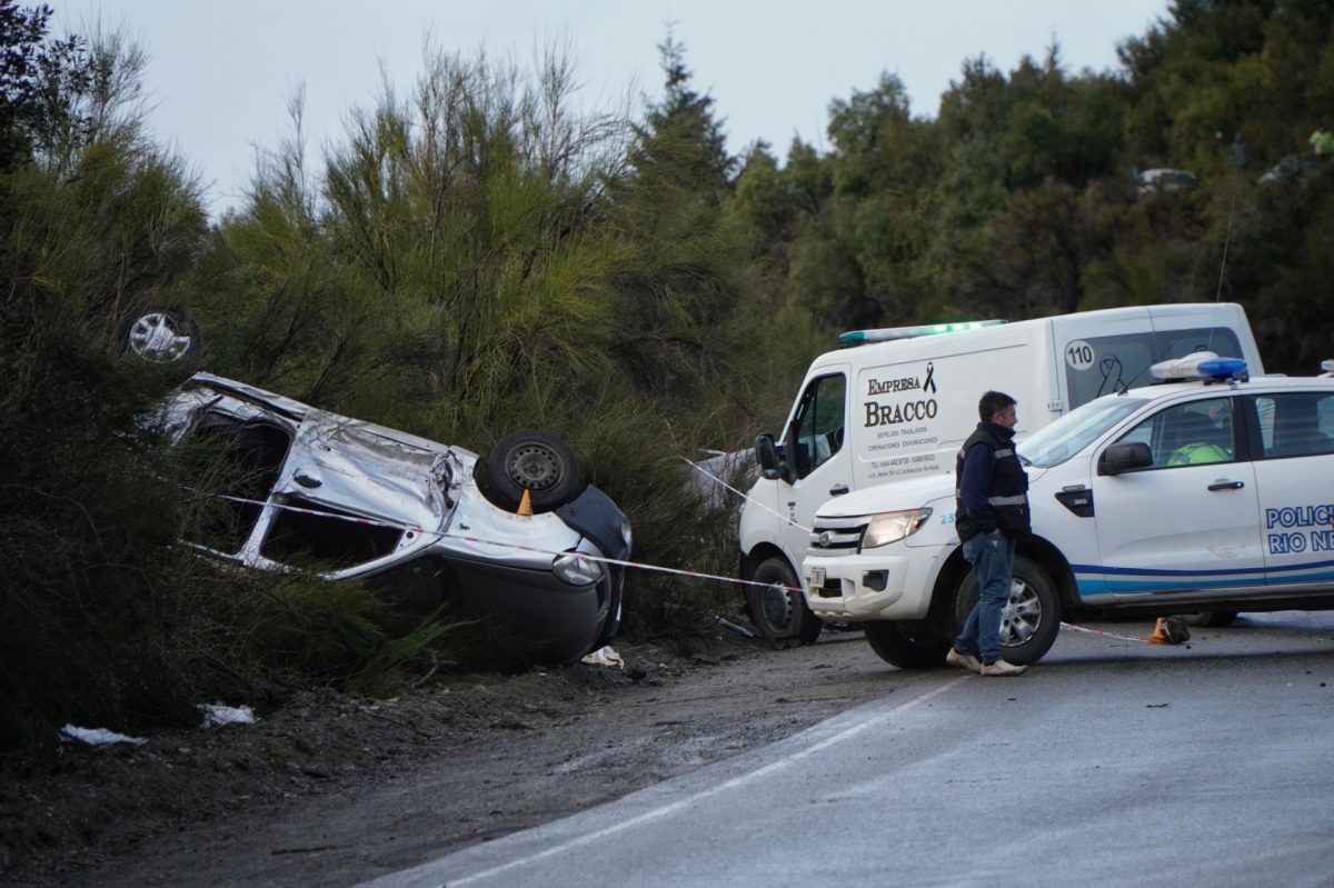 La víctima viajaba en la Renault Kangoo y tras el impacto con una camioneta Jeep salió despedida del habitáculo y murió este domingo en la ruta de acceso al centro de esquí del cerro Catedral. (foto Marcelo Martínez)