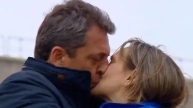 El tierno gesto de Massa a Malena Galmarini tras emocionarse hasta las lágrimas en un acto