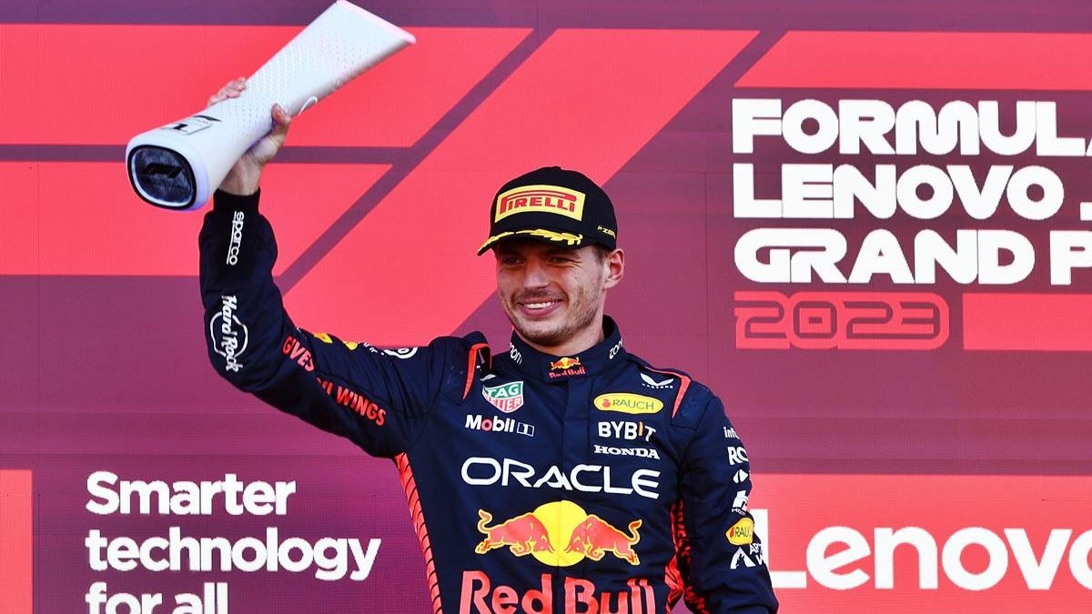 Max Verstappen celebró en el podio tras ganar el Gran Premio de Japón de la Fórmula 1, acercándose a su tercer título mundial.(Clive Rose/Getty Images).