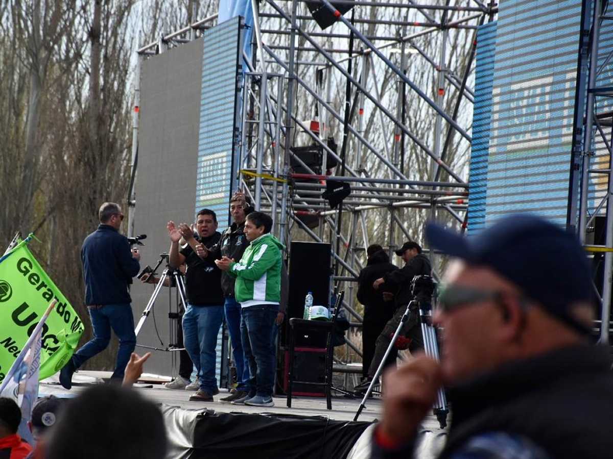 Los líderes sindicales tuvieron que subirse al escenario para pedirle calma a sus afiliados. Foto Matás Subat.