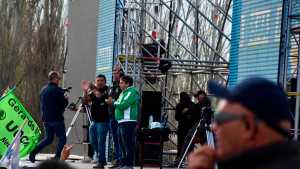 Tensión entre manifestantes antes de la llegada de Massa a Plottier: hubo forcejeos y empujones