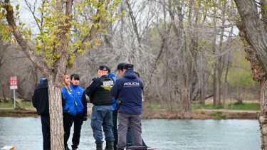 La policía de Neuquén realizó un operativo en el balneario Albino Cotro. (Foto: Florencia Salto)