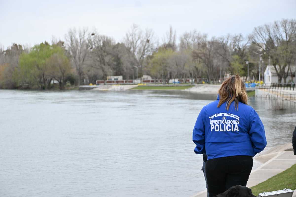 Una mujer que fue rescatada en el río Limay está internada en grave estado en el hospital Castro Rendón.  Foto: Florencia Salto. 