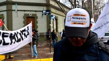 Ceramistas de Neuquén organizaron una marcha a Casa de Gobierno. Foto: Matías Subat.