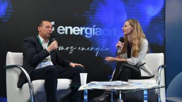 El gobernador de Neuquén, Omar Gutiérrez, pasó por el stand de Diario RÍO NEGRO en la AOG 2023. (Foto: Enrique Medina)