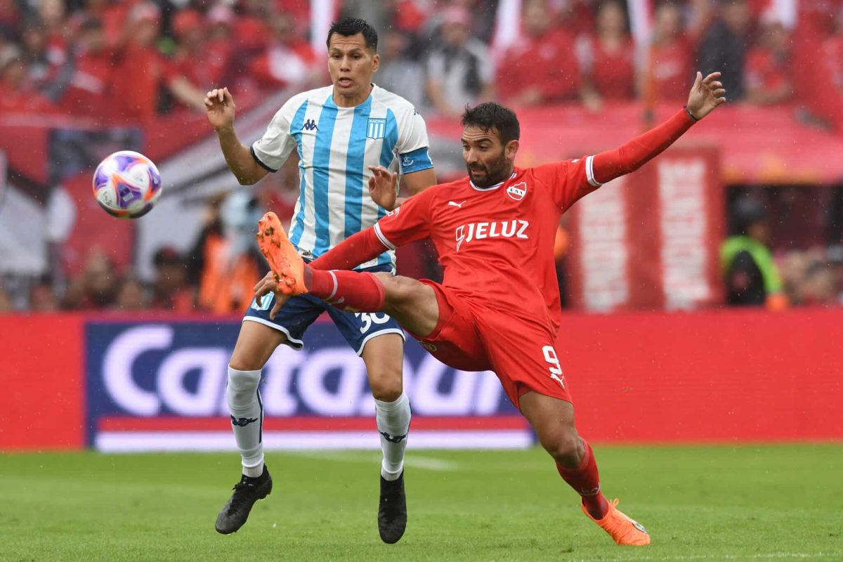Racing e Independiente juegan un clásico caliente en Avellaneda. (Photo by Gustavo Garello/Jam Media/Getty Images)