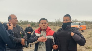 Fernando Cronenbold en el lugar donde estaba enterrado el cuerpo de Patricia Rendon en Catriel (gentileza) 