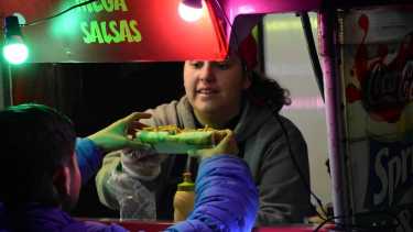 Una persona que quiera comer una hamburguesa y una cerveza deberá pagar $3.500. Foto: Andres Maripe.