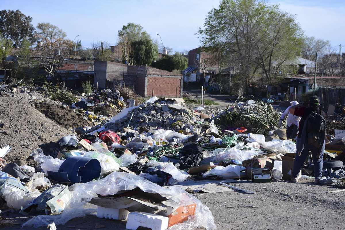 Está prohibido tirar basura domiciliaria, pero las personas igualmente se acercan a arrojar sus residuos. Foto: Andres Maripe.