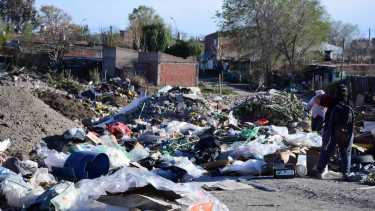 Está prohibido tirar basura domiciliaria, pero las personas igualmente se acercan a arrojar sus residuos. Foto: Andres Maripe.