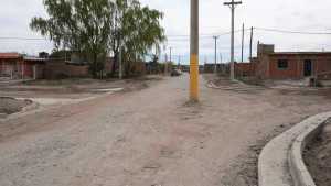 Insólito: hicieron una obra en Roca pero dejaron un poste en el medio de la calle