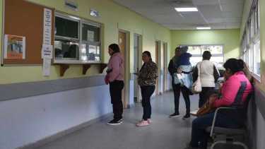 El ministerio afirmó que el hospital de Roca atiende -por guardia- 280 personas por día.Foto: Juan Thomes
