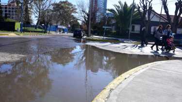 Hubo pérdida de aguas cloacales en el centro de Roca. Foto: Andres Maripe.