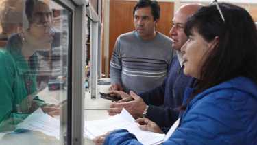 Patricia Ponce, Carlos Tolosa y Daniel Namuncurá, dirigentes de Unter, este mediodía en los tribunales provinciales de Roca. (Foto: Juan Thomes)
