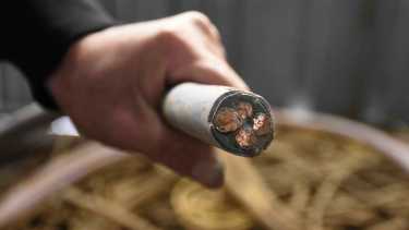 El cobre no se funde. Los cables son llevados directamente del Alto Valle a los reducidores, en la provincia de Buenos Aires. foto: Juan Thomes.