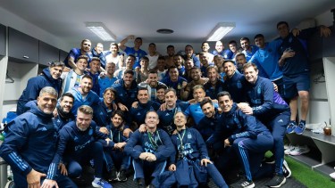 Tras la victoria frente a Bolivia en La Paz, la delegación Argentina se tomó una foto grupal.