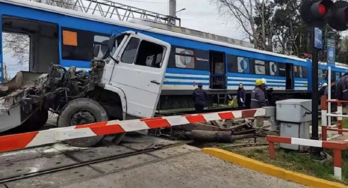 Así quedó el camión impactado por el tren. (Gentileza Trenes Argentinos)
