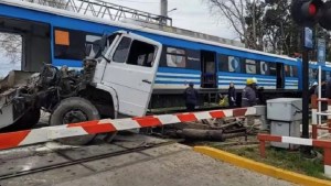 El impactante video del tren Roca embistiendo a un camión en Quilmes