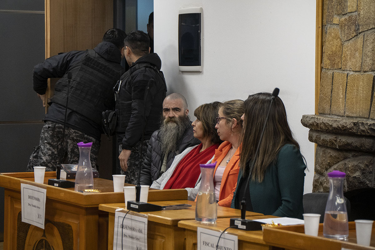 Mauricio Buchaillot escuchó el veredicto que lo declaró culpable acompañado de las defensoras oficiales. (foto Marcelo Martínez)