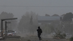 Alerta en todo Neuquén y Río Negro: deslaves, ráfagas de 100 km/h y clases suspendidas durante la tarde del viernes