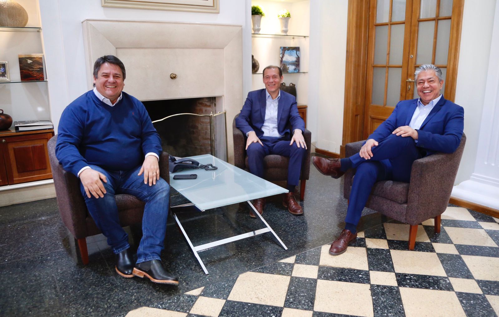 Todos amigos: Mariano Gaido, Omar Gutiérrez y Rolando Figueroa se reunieron en Casa de Gobierno para acordar políticas. (Prensa Provincia)