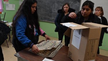 El recuento de votos comenzó en las escuelas de Bariloche a pocos minutos del cierre. Foto: Chino Leiva