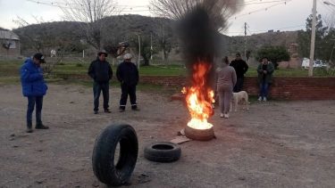 Vecinos protestan en Sauzal Bonito por las casas antisísmicas. (Gentileza).-