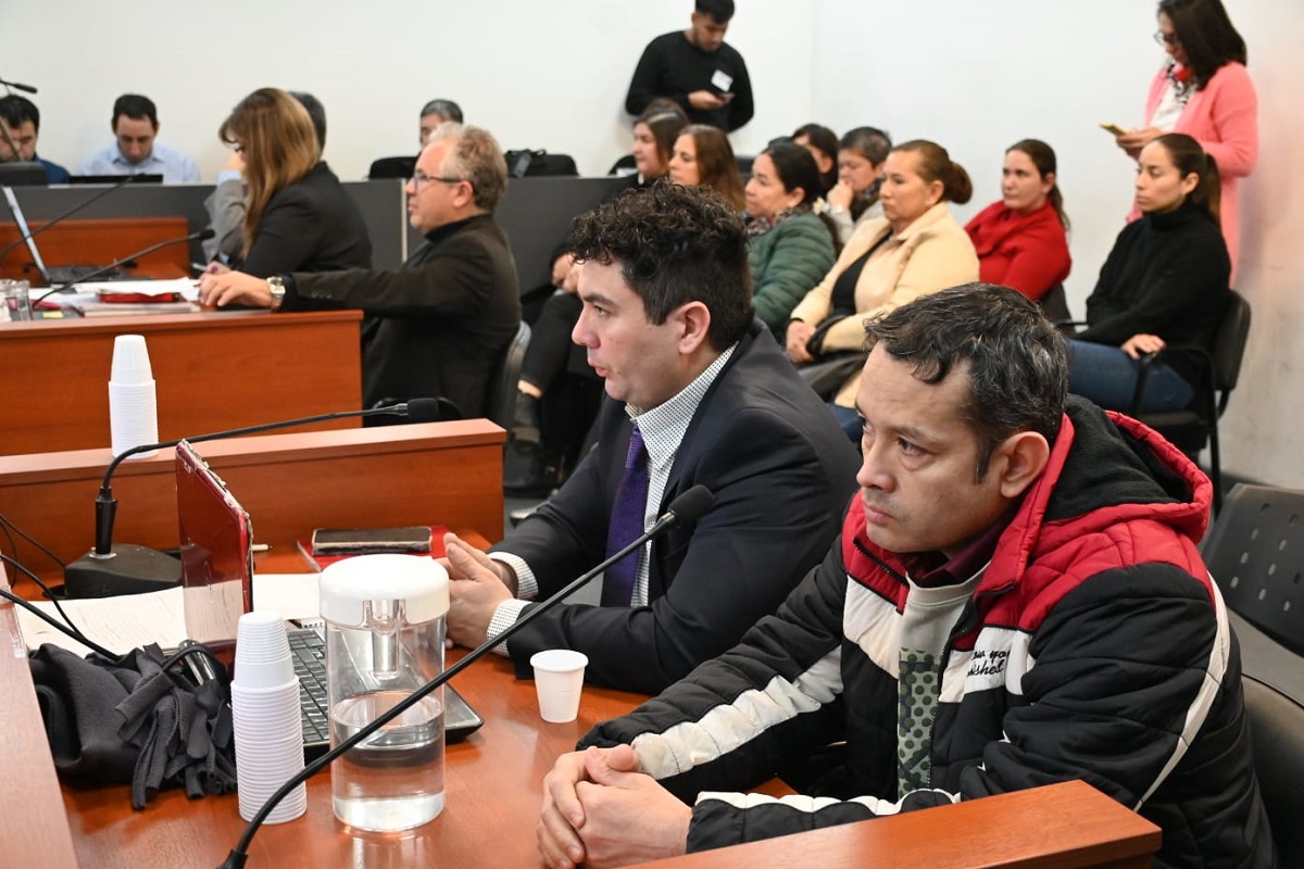 Fernando Cronenbold, acusado, junto a su abogado defensor,  Rubén Antiguala. Foto: Florencia Salto. 
